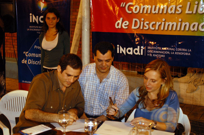 Juan Gabriel Miranda (Pte Asociación Civil la Educación y el Barrio), Fabian Taborda (Coordinador INADI-Comuna 1) y María José Lubertino (Pte INADI) (Foto Prensa Inadi)