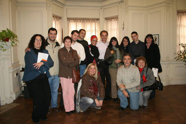 Alumnos del colegio Rivadavia, reunidos con el actual legislador Ibarra