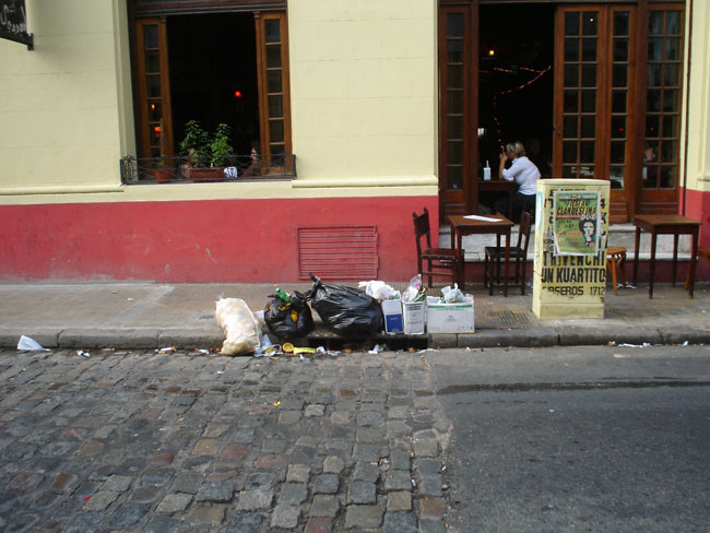 La justicia intima al Gobierno Porteño a colocar mas cestos de basura en el sur de la ciudad.