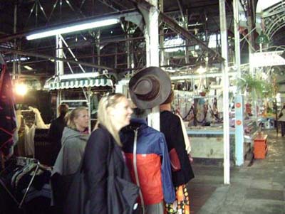 Turistas probando sombreros en San Telmo